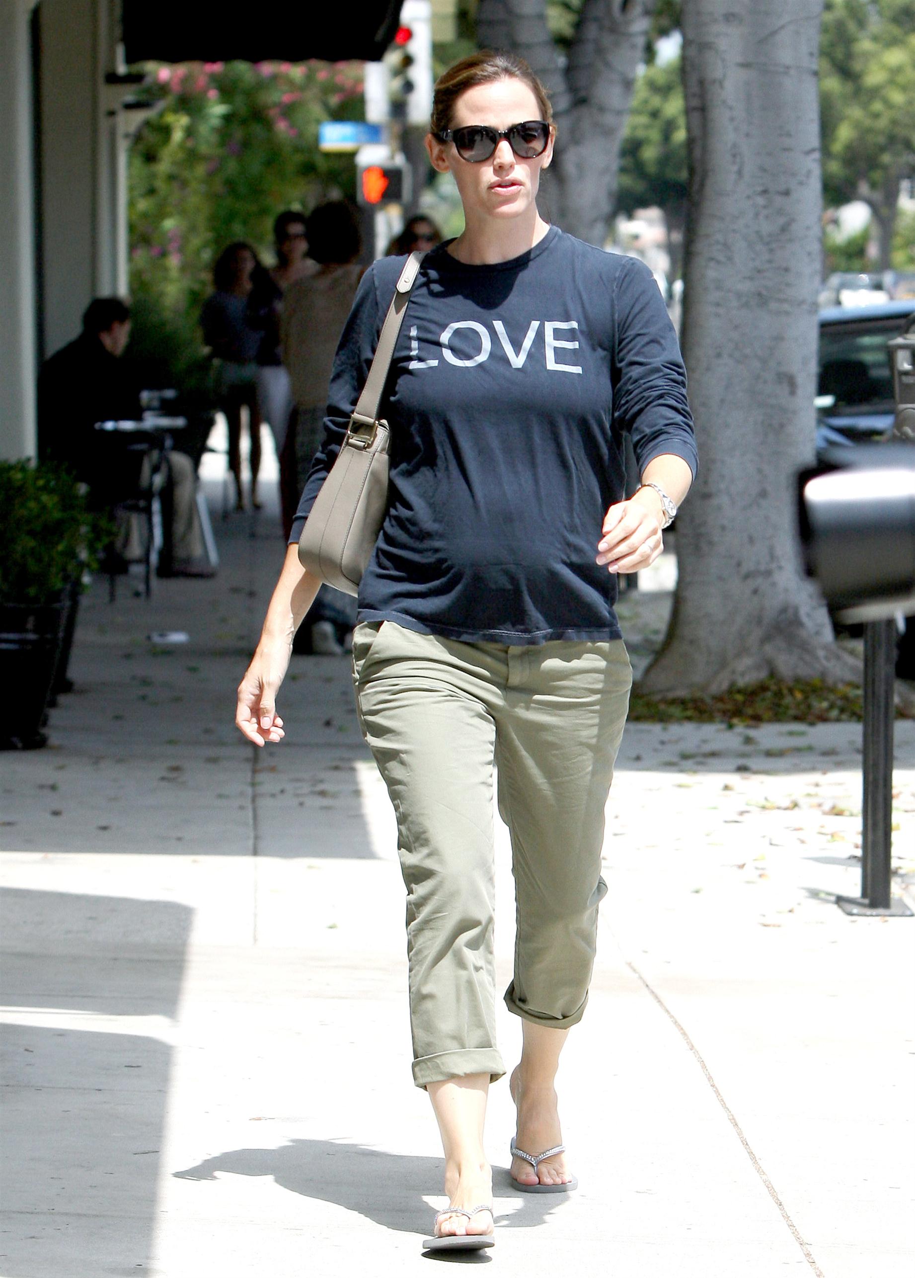 Jennifer Garner wearing a long sleeve t-shirt | Picture 65691